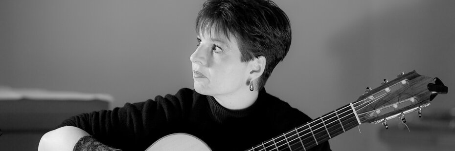 Irina Kircher with classical guitar